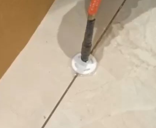 昭平瓷砖空鼓维修公司专业解答瓷砖在铺贴过程中，如果没有涂抹均匀到位的粘结材料（如水泥砂浆或瓷砖胶），可能会导致以下问题