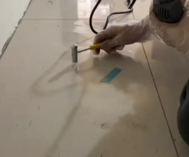 昭平瓷砖开裂维修公司专业分享瓷砖在铺贴前如果没有沥干水分，将会导致以下问题