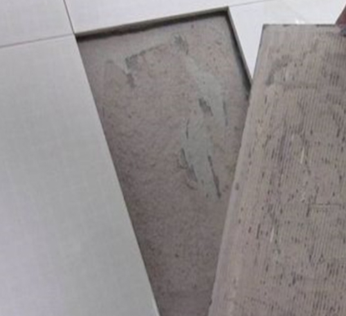 昭平瓷砖空鼓维修公司分享瓷砖铺贴时如果打浆（即涂抹在瓷砖背面和基层上的砂浆或瓷砖胶）过少，会带来以下问题